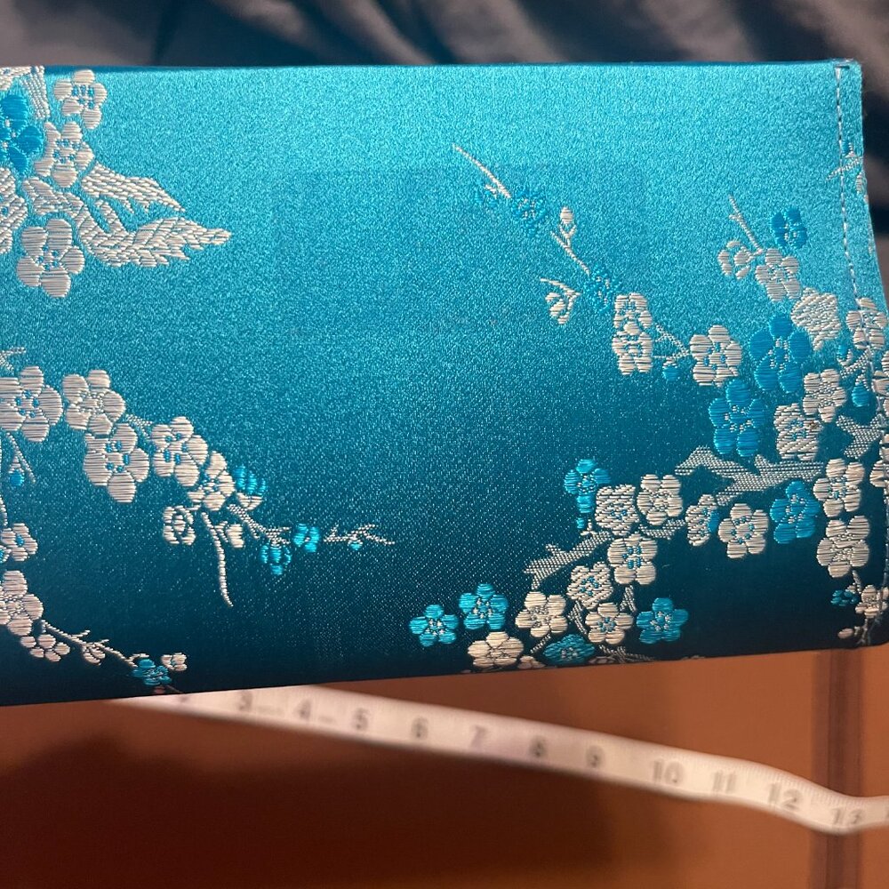 Elegant Floral Clutch - Perfect for Any Occasion! Never Used - Picture 4 of 8